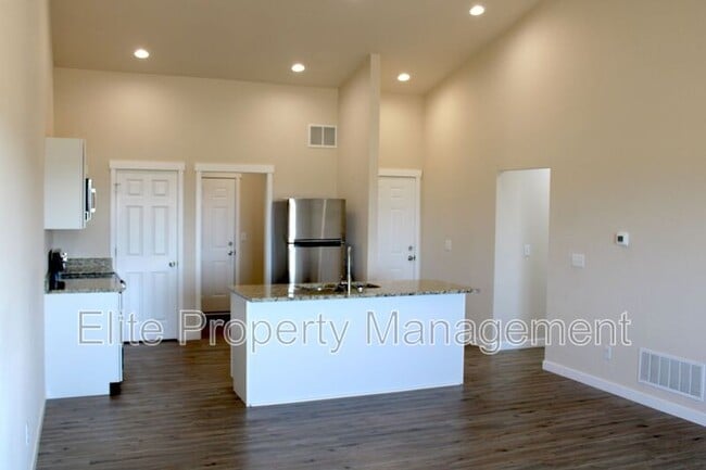 Building Photo - 318 W Coral Dr
