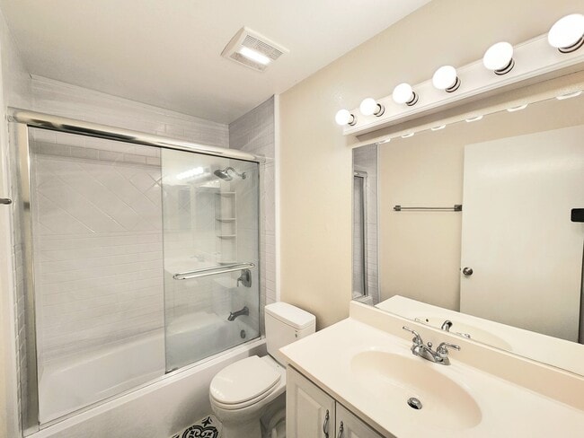 Building Photo - 2 bedroom townhouse