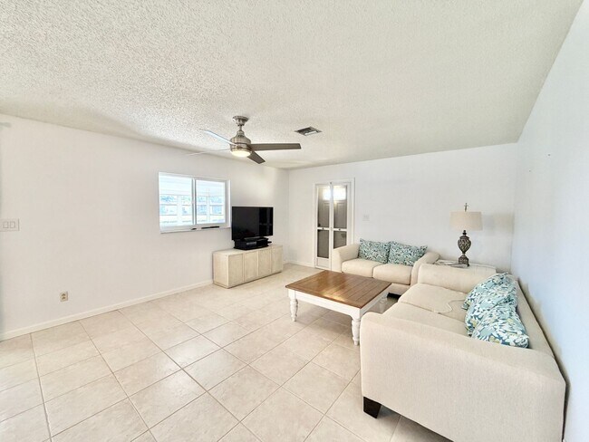 Building Photo - ** GLADES COUNTRY CLUB ** 2 BED / 2 BATH - VILLA - BUNDLED GOLF MEMBERSHIP - ANNUAL RENTAL