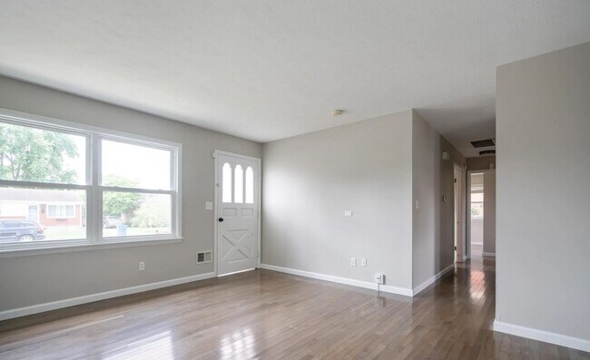 Building Photo - Welcome home to this updated bright and sp...