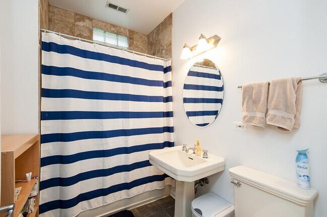 Building Photo - 3216 N Kenmore Ave