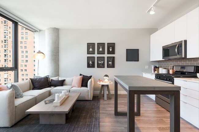 Primary Photo - 810 N Dearborn St