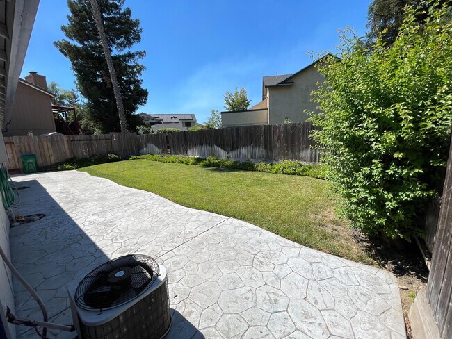 Building Photo - 325 Raven Ln