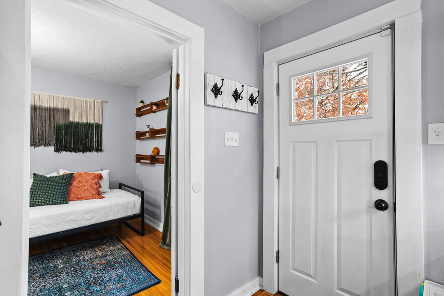 Building Photo - 1120 W Broadway