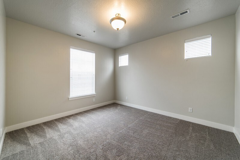Building Photo - 654 N Emery Ln
