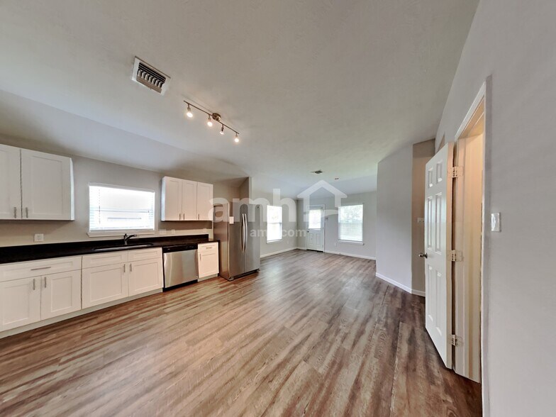 Building Photo - 18347 Austin Oak Ln