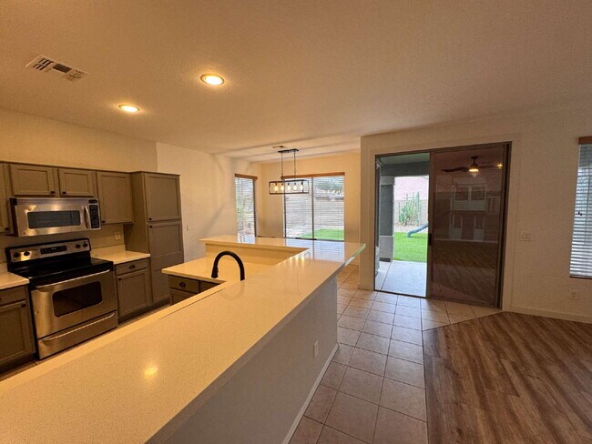 Building Photo - 30031 N Little Leaf Dr