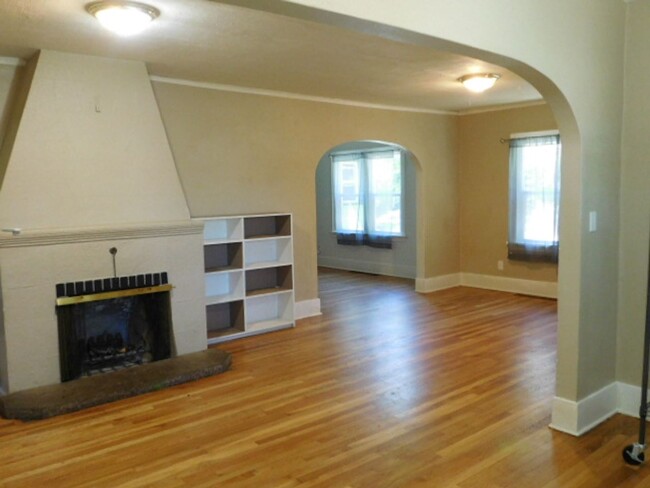 Building Photo - 6Bd/3Ba Three Story Home - Available Soon!