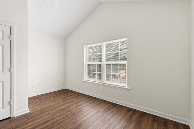 Building Photo - 735 Putnam Dr