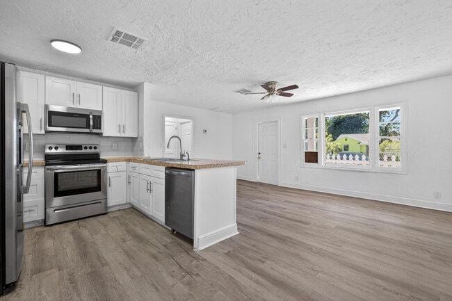 Building Photo - 933 30th Ct