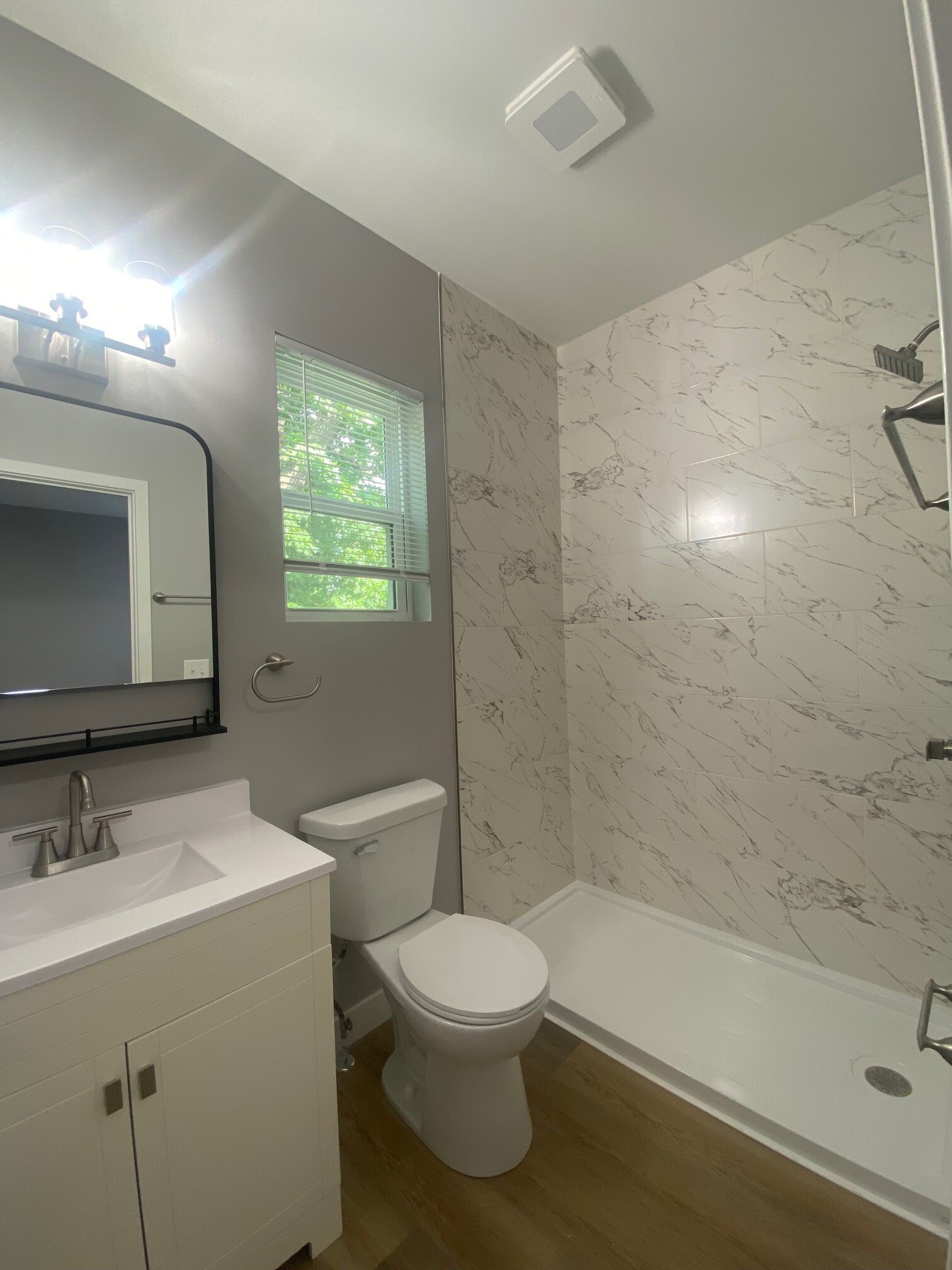Unit B Master Bathroom - 415 Dequincy St