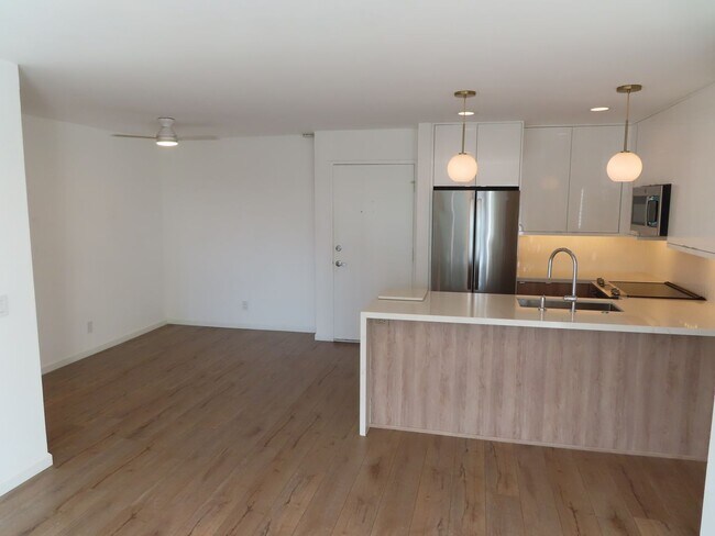 Building Photo - Perfectly located 2 bed, 2 bath condo in San Diego's Bay Ho area