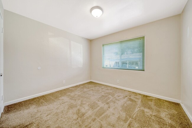 Building Photo - East Palo Alto Duplex for Rent - $3,000/mo