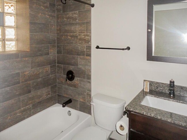 Building Photo - 1 bedroom in Chicago IL 60640