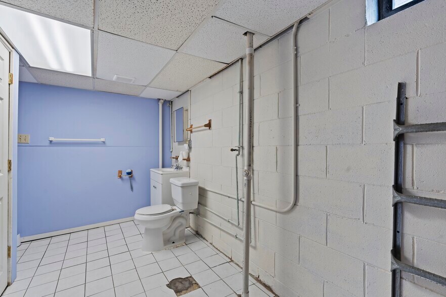 Building Photo - 3216 N Downer Ave