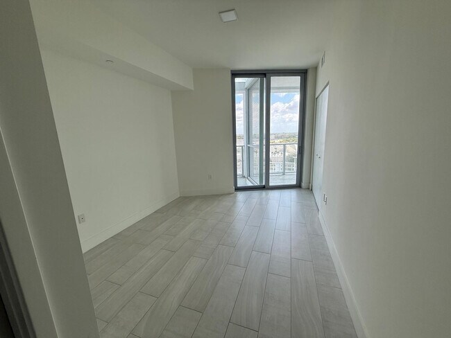 Building Photo - 2000 Metropica Wy