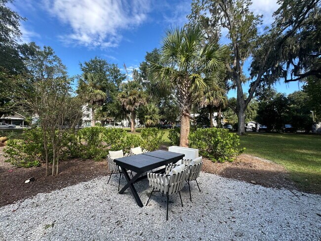 Building Photo - Low Country Cottage located in the Heart of Bluffton!