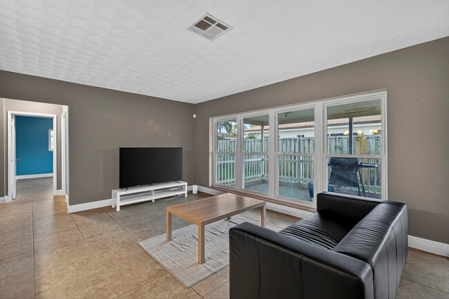 Building Photo - 2750 SE 3rd St