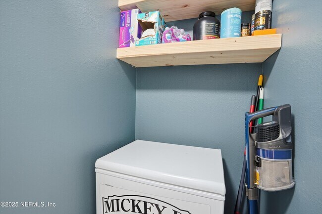 Building Photo - 12581 Creekside Mnr Dr