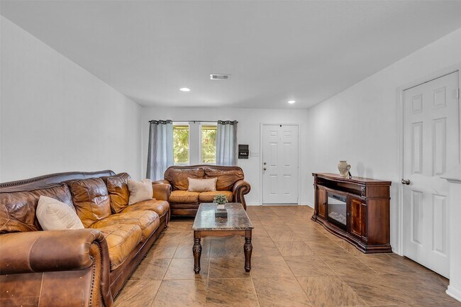 Building Photo - 16718 Warbler Dr