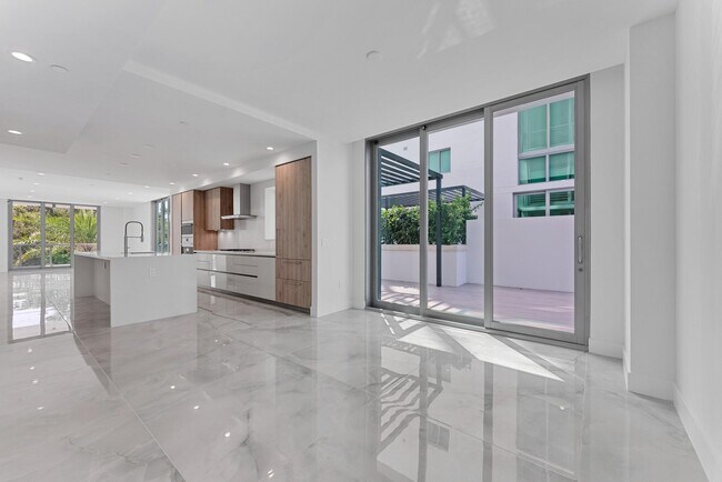 Building Photo - 485 E Royal Palm Rd