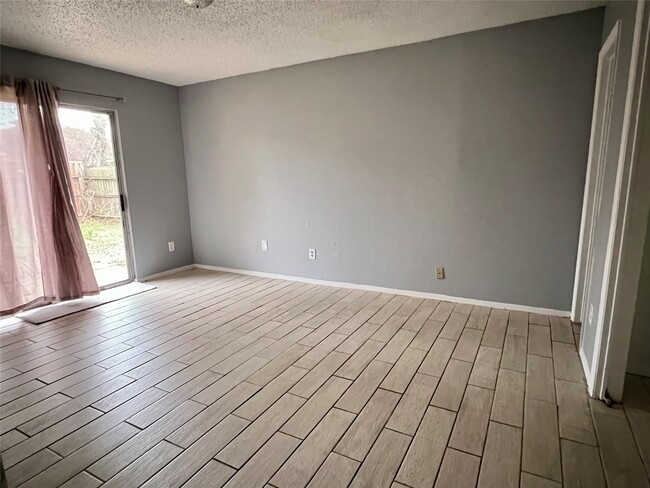 Building Photo - 10610 Sandy River Dr