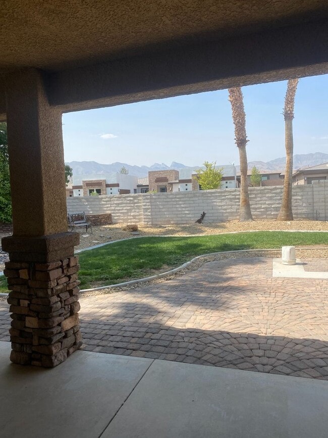 Building Photo - Single Story 4 Bedroom on 1/2 Acre Lot w/ Pool & Spa!