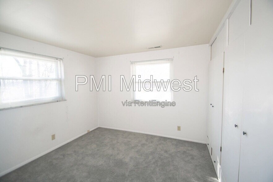 Building Photo - 8636 E Edgewood Ave