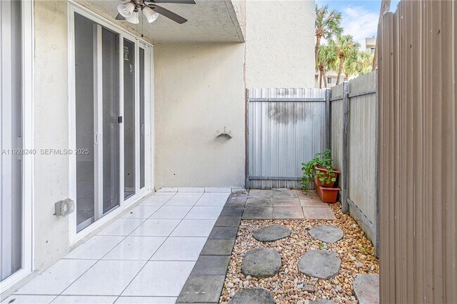 Building Photo - 10000 NW 80th Ct