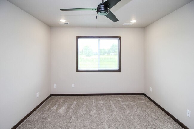 Building Photo - Newer 3 bed 2 bath in Tea  Special rate $1775 with a 13 month lease