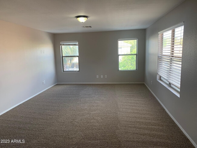 Building Photo - 494 W Cotton Ln