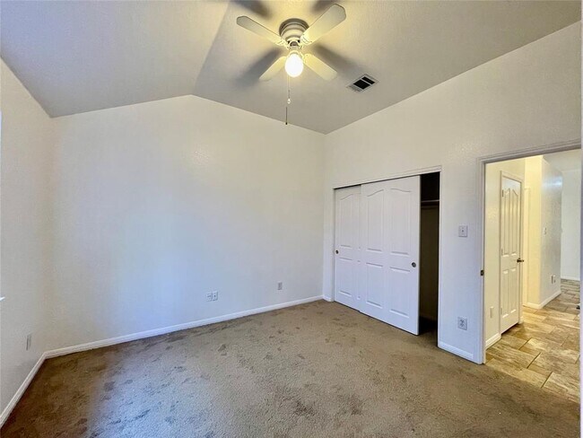 Building Photo - 2204 Zoa Dr