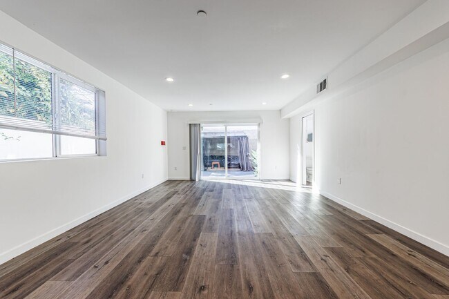 Building Photo - 1119 N Berendo St