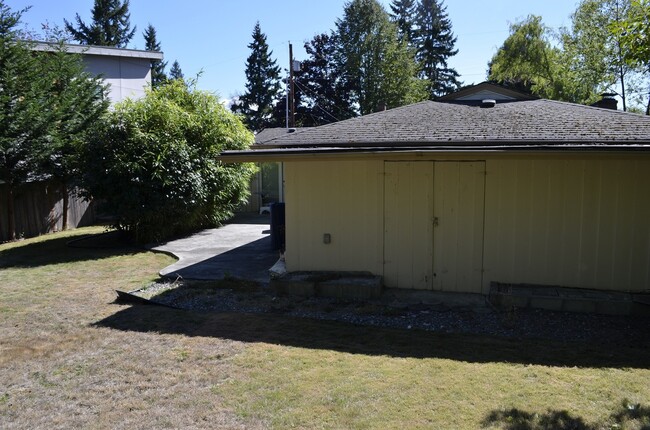 Building Photo - Updated Clyde Hill Home with Spacious Livi...
