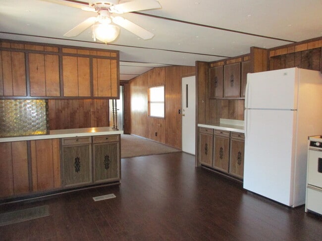 Building Photo - 2 bedroom 1.5 bath with Covered Deck and C...