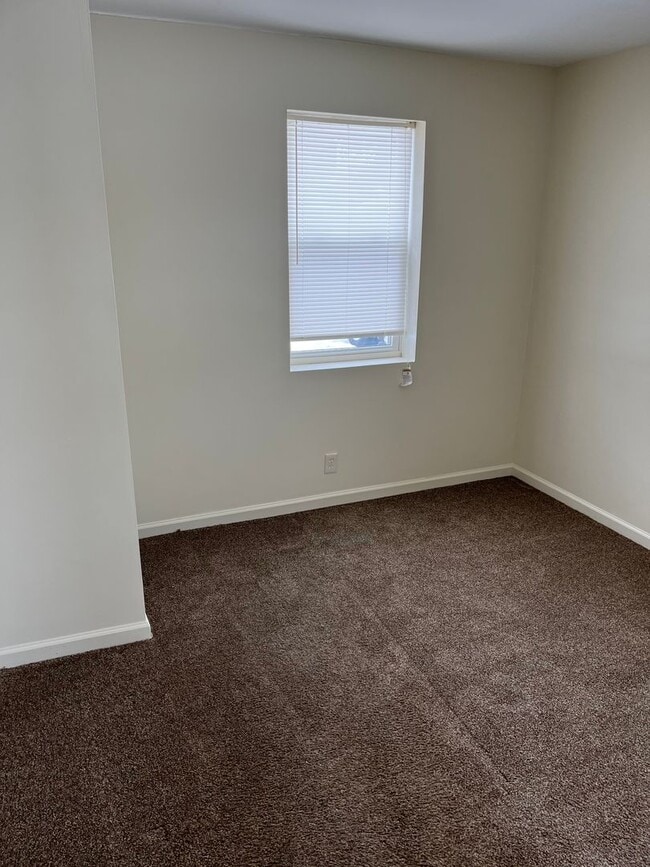 Building Photo - 2 Bedrooms  & 1 Bathroom - In Lakemore