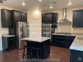 Building Photo - Gorgeous and Spacious 3 Bed 2.5 Bath Two-S...