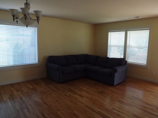 Building Photo - Beautiful 3 bedroom 2 1/2 bath 2 Story Home in Puyallup!