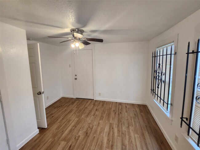 Building Photo - 3206 Anita St