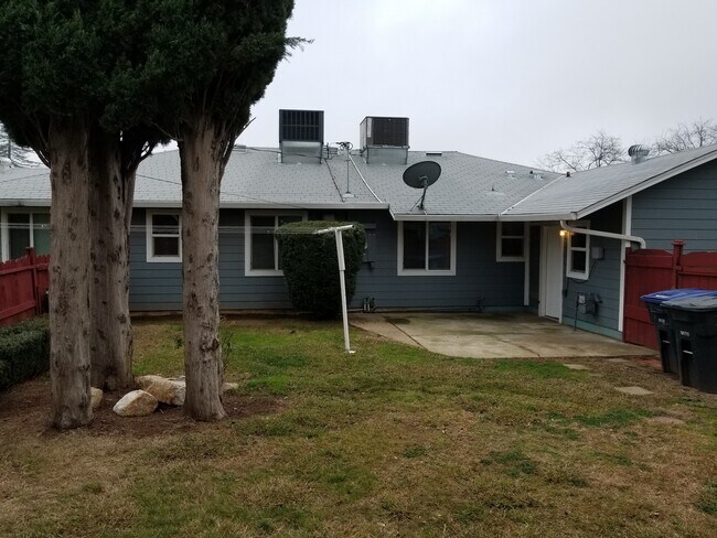 Building Photo - GREAT LOOKING 2BD / 1BTH DUPLEX W/ SPACIOUS BACKYARD!