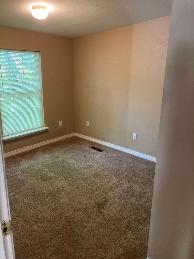 Building Photo - Walking Distance from Campus and Downtown ...