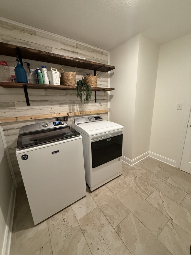 Building Photo - 607 Hollow Crst