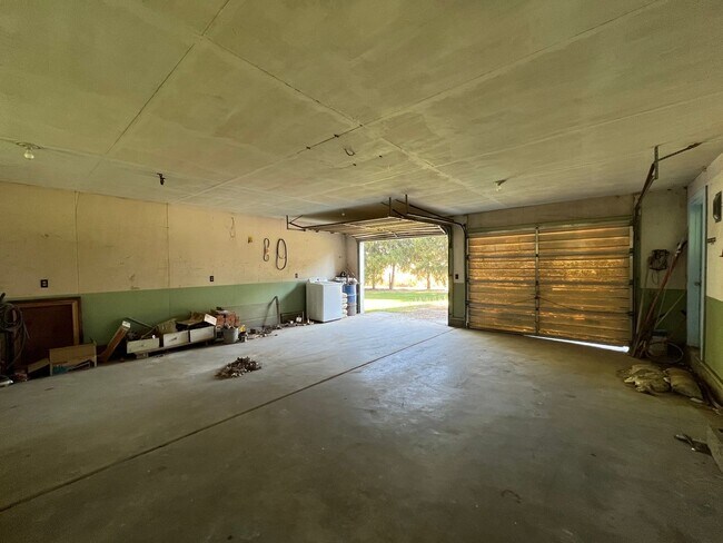 Building Photo - $500 MOVE IN INCENTIVE CONCESSION! Large s...