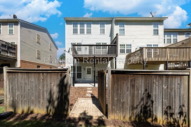 Building Photo - 221 Balaban Cir