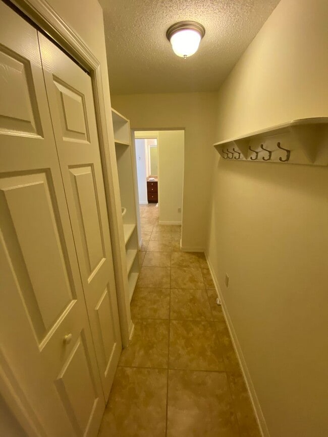 Building Photo - SEASONAL or ANNUAL LEASE. Large 4 Bed + 4 ...