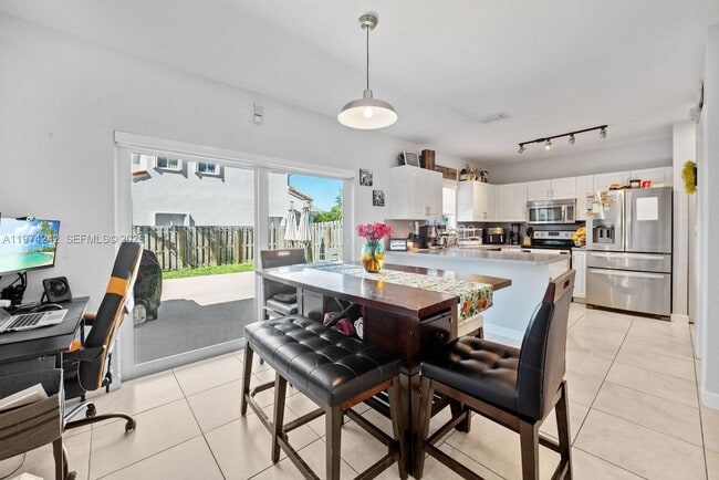 Building Photo - 930 SW 147th Ct