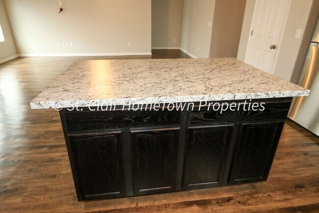Building Photo - Spacious 4 Bedroom Home in Fox Hollow