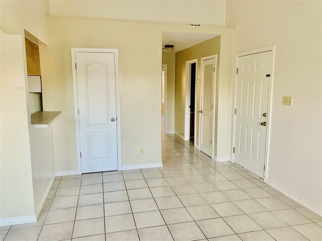 Building Photo - 205 Martingale