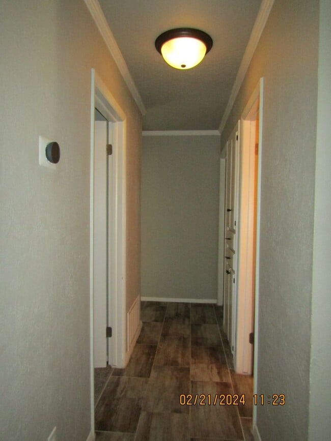 Building Photo - MacArthur Schools Area!