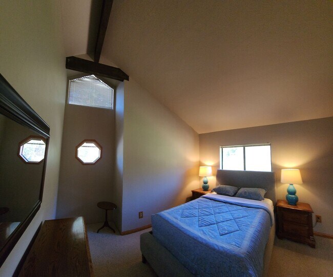 Building Photo - Furnished 3 bed 2.5 bath close to Poly.